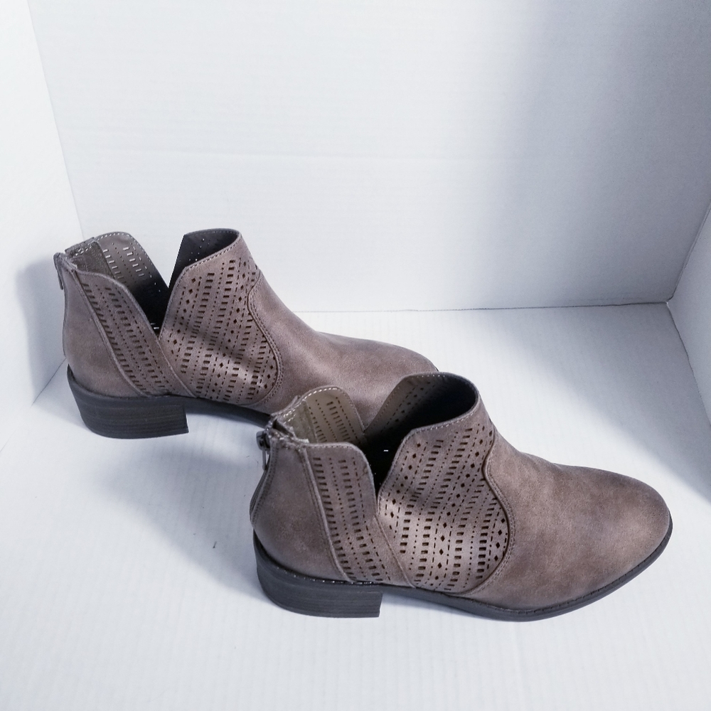 NEW DIRECTIONS HEELED BROWN ANKLE BOOT SIZE 8